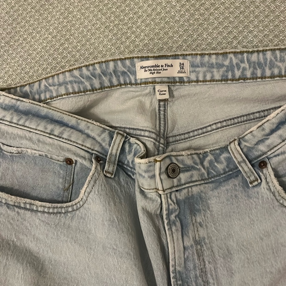 Abercrombie & Fitch the 90’s relaxed Jean high rise curve love ripped edge